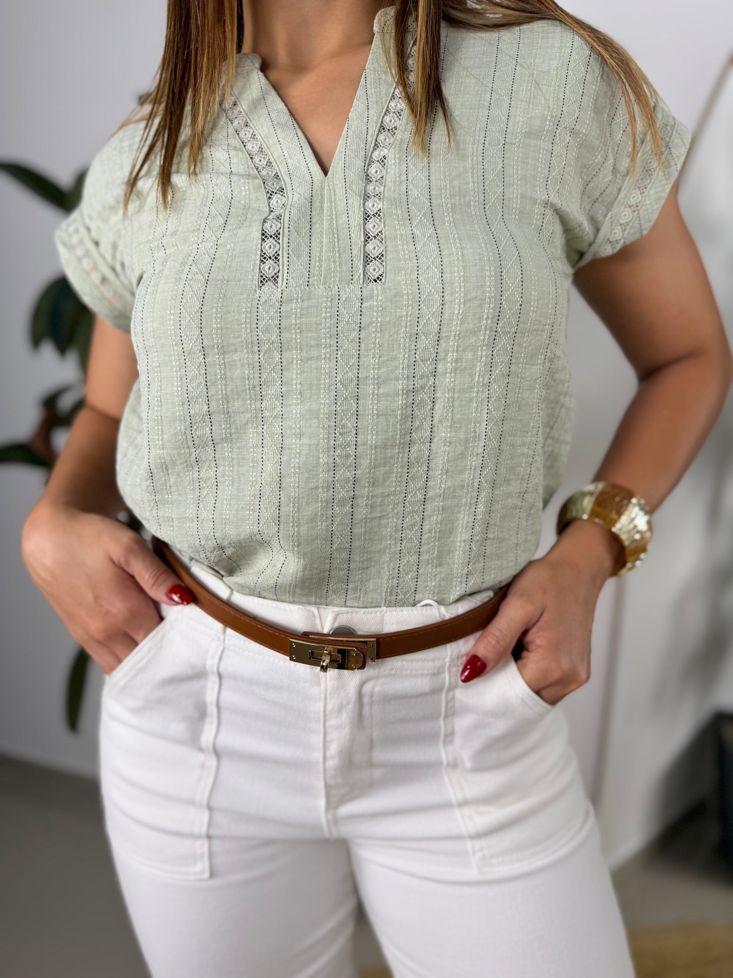 Blusa verde olivo con detalle en cuello