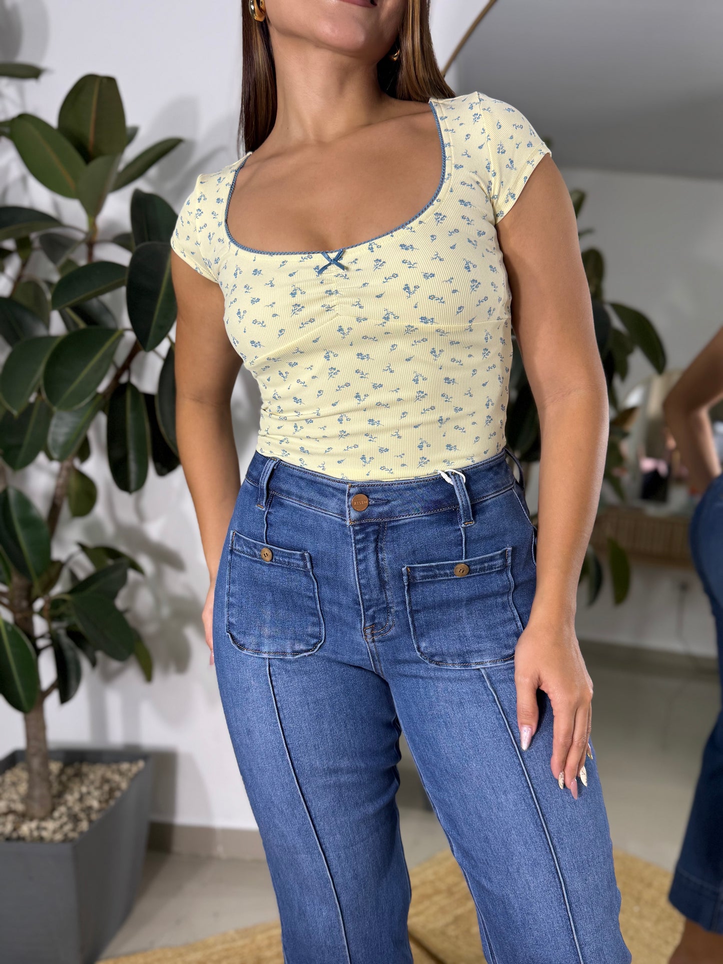 Blusa amarilla con flores azul