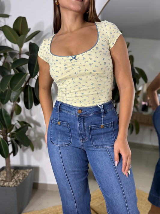 Blusa amarilla con flores azul