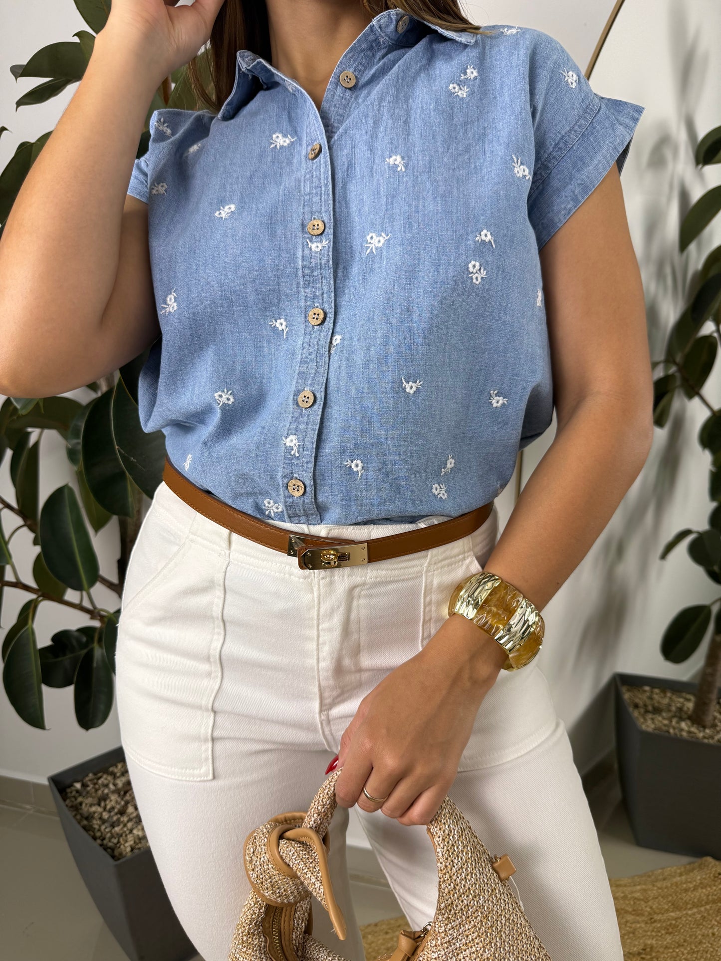 Blusa Denim con flores bordadas
