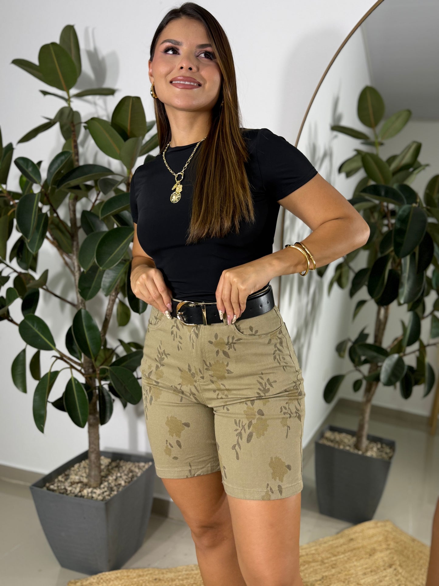 Short verde con detalles en flores