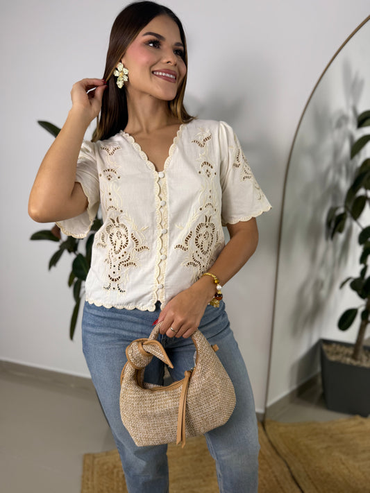 Blusa con detalles bordados